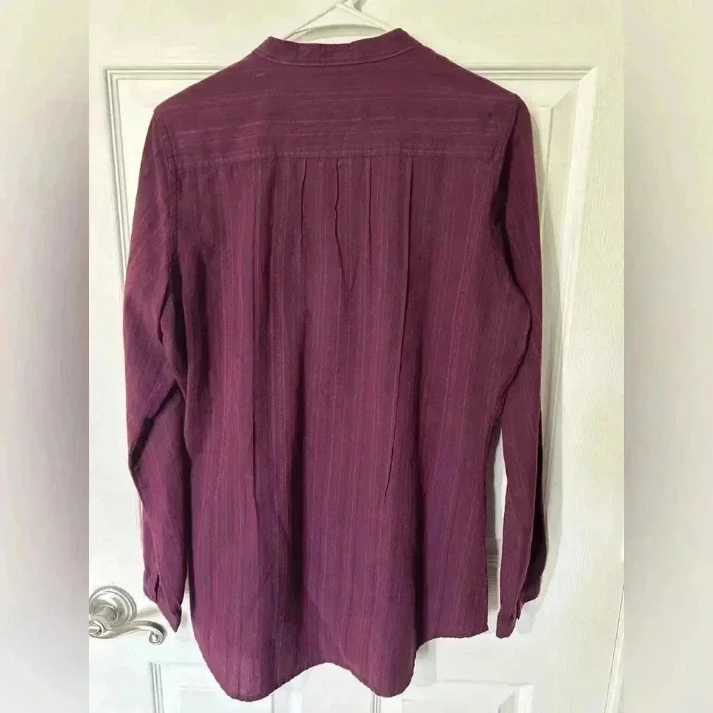 Woolrich Dark Purple Casual button-up blouse. Size Medium. Subtle ribbing/stripe - Picture 4 of 15